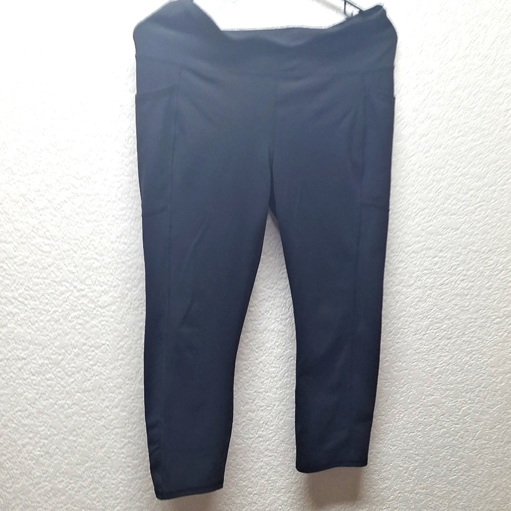Large RBX yoga half length pants.